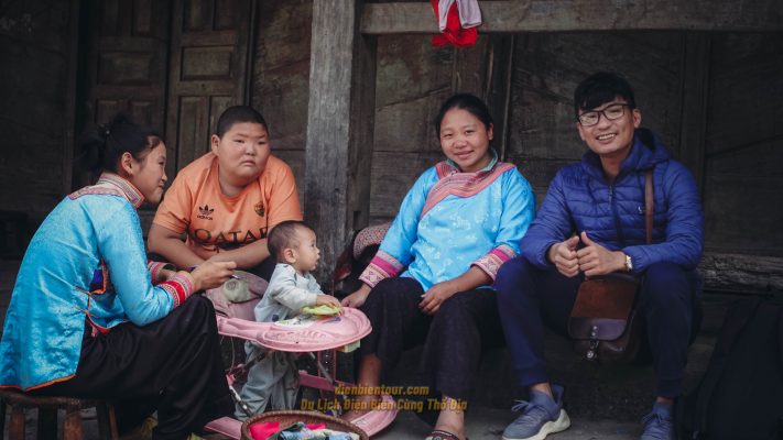 Tham quan bản người Xạ Phang trong Tour du lịch Điện Biên